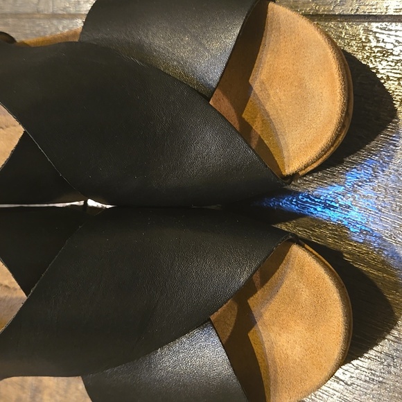 Cobb Hill Black Sandals with Wooden Heel - Picture 5 of 10